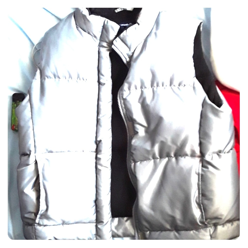 Super cute vest puffy perfect with a croptop